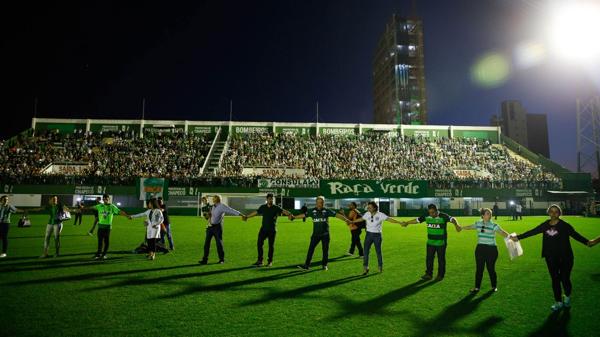 Cientos de seguidores se reunieron en el estadio del Chapecoense tras la tragedia
