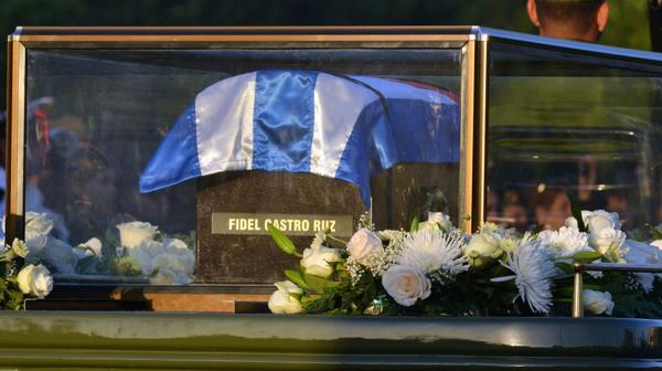 La urna de cedro con las cenizas partió desde el Ministerio de las Fuerzas Armadas, en la Plaza de la Revolución (AFP)
