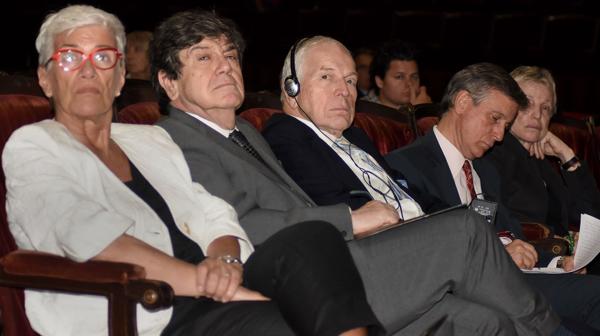 La decana de la Facultad de Derecho de la Universidad de Buenos Aires, Mónica Pinto, junto a Sola, Phelps