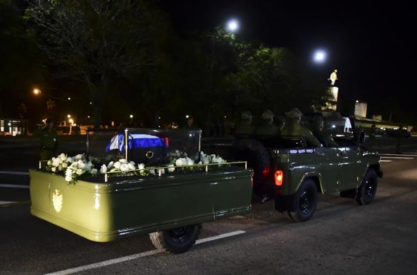 Los restos de Fidel Castro fueron llevados por las calles de Santa Clara (AFP)