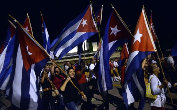 Los partidarios de Castro se presentaron en cada una de las ciudades por donde cruzó el cortejo fúnebre (AFP)