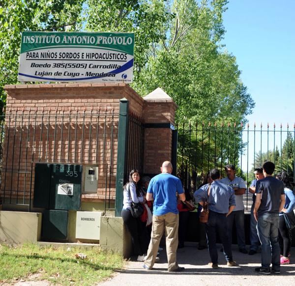 Puerta de acceso al Instituto Próvolo de Mendoza