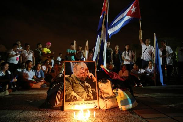 Decenas de personas, fundamentalmente jóvenes, participan en una vigilia en homenaje al fallecido líder cubano Fidel Castro en en la ciudad de Camagüey (EFE)