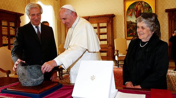 Tabaré le obsequió a Francisco una amatista de más de 15 kilos (Reuters)