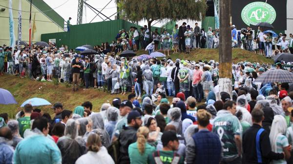 “Vinimos porque el Chapecoense está en nuestro corazón, es nuestra familia”, aseguró una vecina de la ciudad (EFE)