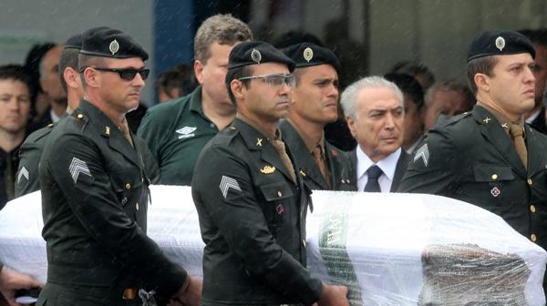 Michel Temer recibió a los 51 miembros fallecidos del Chapecoense que serán velados en el estadio (Reuters)