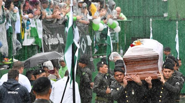 Chapecó le rinde a sus jugadores un tributo multitudinario (AFP)