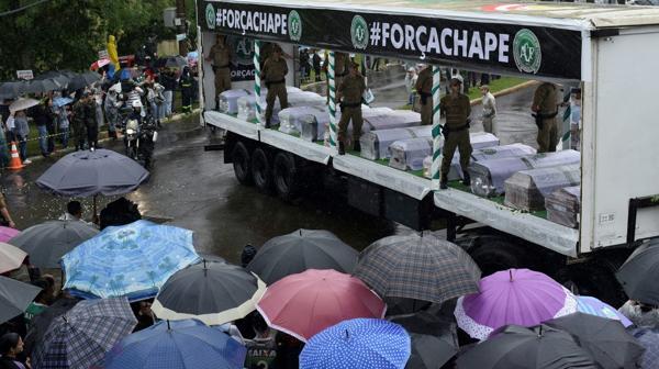 Los cuerpos llegaron en camiones al estadio (AFP)