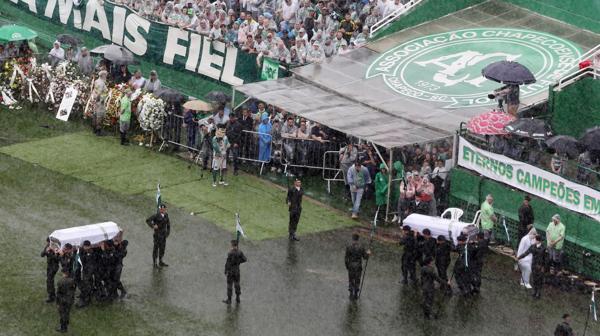 Chapecó recibe los cuerpos de sus futbolistas muertos en un accidente aéreo de Medellín (Reuters)