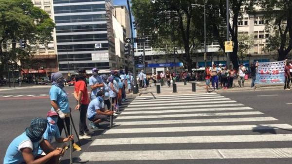 El corte comenzó frente a la cartera que dirige Carolina Stanley (@jmmoure)