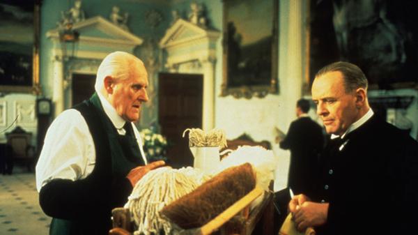 Peter Vaughan y Anthony Hopkins en una escena del filme ‘Lo queda del día’