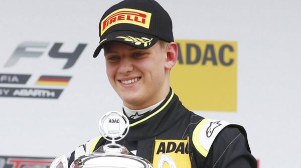 Mick Schuamcher, de 17 años, se acerca a la Fórmula 1