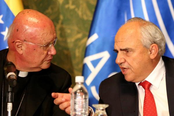 El secretario de UNASUR, Ernesto Samper y Monseñor Claudio Maria Celli durante una ronda de dialogo en noviembre (Archivo/Reuters)