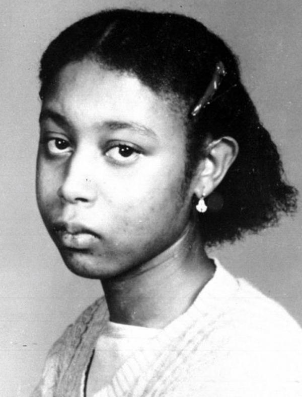 June Gibbons, una de las gemelas, retratada durante su adolescencia