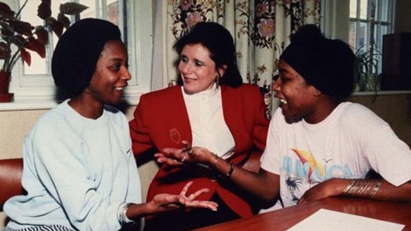 Las gemelas Gibbons junto a la periodista Marjorie Williams en el hospital