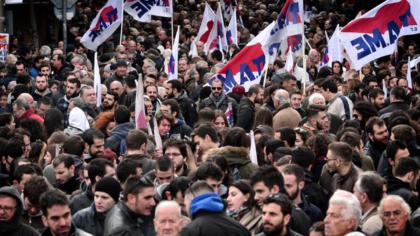 El plan de austeridad votado por el parlamento griego incluye recortes salariales y suba de impuestos (AFP)