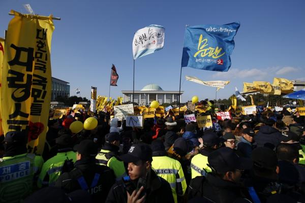 Una multitud protesta ante la Asamblea Nacional en Seúl minutos antes del voto a favor de la destitución de la presidenta surcoreana, Park Geun-hye (EFE)