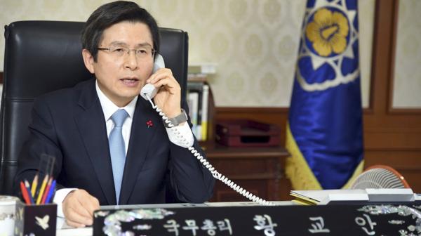 El primer ministro surcoreano, Hwang Kyo-ahn, realiza una llamada de emergencia a los ministros de Defensa, Asuntos Exteriores e Interior (EFE)