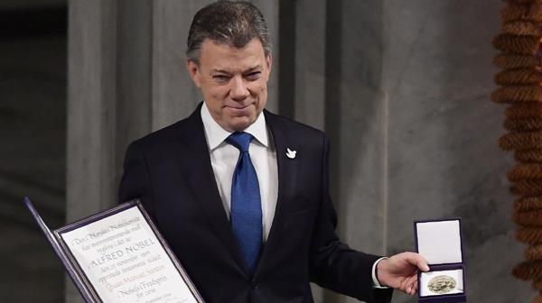 El momento en que Santos recibió el Nobel de la Paz (AFP)