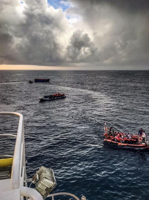Para las personas en improvisada flota de siete barcos terminó el peligro (MSF)