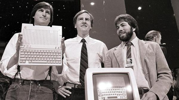Steve Jobs, John Sculley y Steve Wozniack, en la presentación de la computadora Apple II