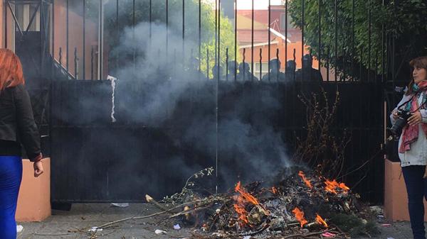 Protesta frente a la residencia de Alicia Kirchne (@panchorgl)