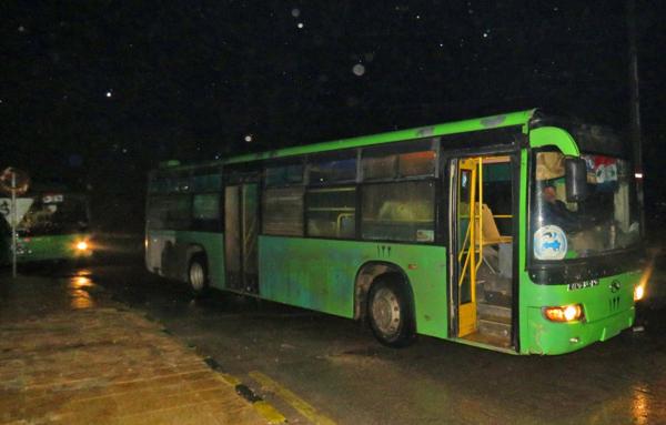 Uno de los autobuses que serán utilizados en la evacuación de civiles y combatientes de Alepo (AFP)