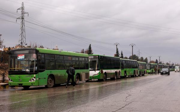 Buses estaban listos para evacuar a los civiles de los barrios rebeldes, pero no se pusieron en marcha (Reuters)