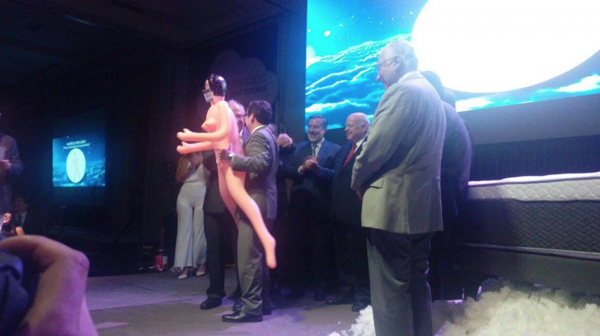 Las autoridades se rieron y posaron alegremente con la muñeca