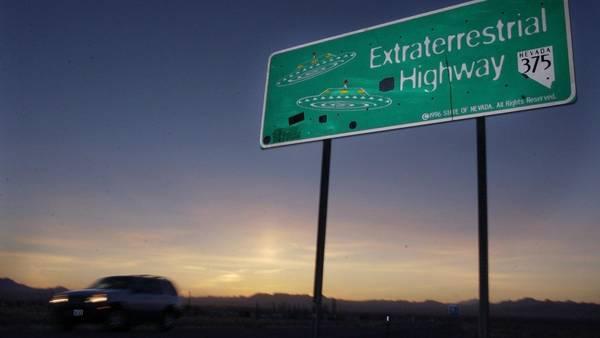 La ruta 374 fue rebautizada “La Autopista Extraterrestre” para fomentar el turismo (AP)