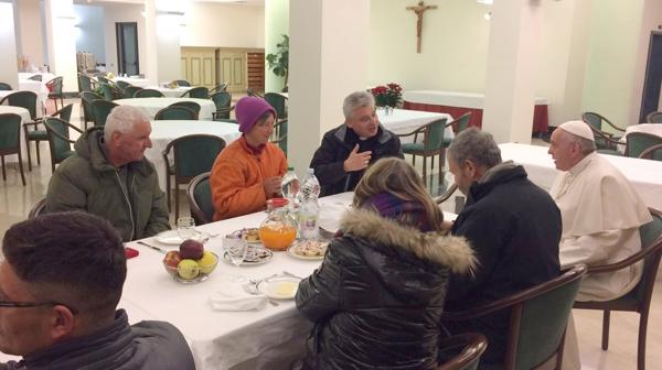 El papa Francisco desayun con seis mendigos (AP)