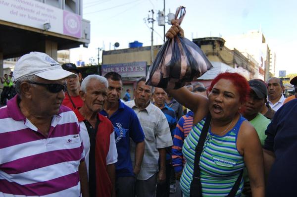 Un grupo de personas protesta en el centro y las inmediaciones del Banco Centra de Venezuela, en la ciudad de Maracaibo (EFE)