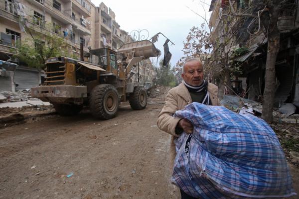 La evacuación de civiles de la zona controlada por rebeldes se detuvo el viernes (AFP9
