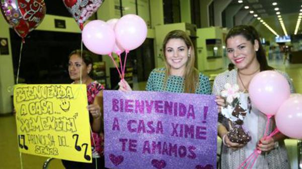 La recibieron en el aeropuerto de Viru Viru con pancartas y festejos La recibieron en el aeropuerto de Viru Viru con pancartas y festejos