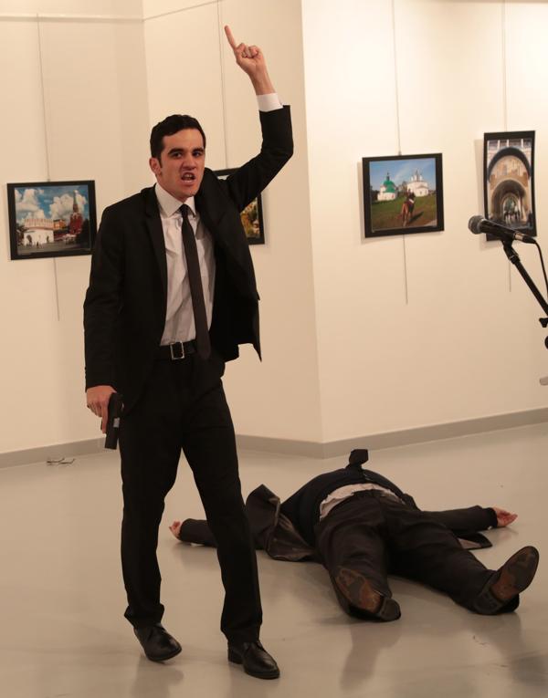 Mevlüt mert Altıntaş luego de dispararle al embajador Karlov (AP)