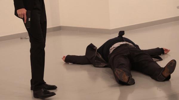 El momento en que Karlov cae al suelo luego del disparo (AP)