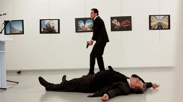 Mevlüt Mert Altınta? ya disparó contra el embajador ruso en Ankara, Andrei Karlov, quien moriría minutos después camino a un hospital de la capital turca (Reuters)