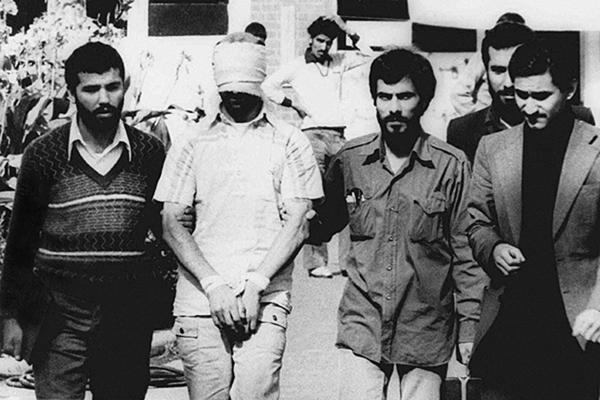 Los islamistas que respondían al Ayatollah Komeini mantuvieron secuestrados a los norteamericanos durante 444 días. Regularmente los mostraban como en la fotografía: encapuchados y con las manos atadas (AP)