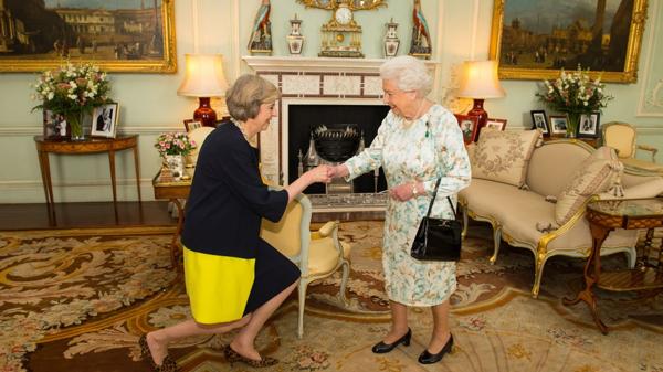 La reina Isabel junto con la primer ministro británica Theresa May