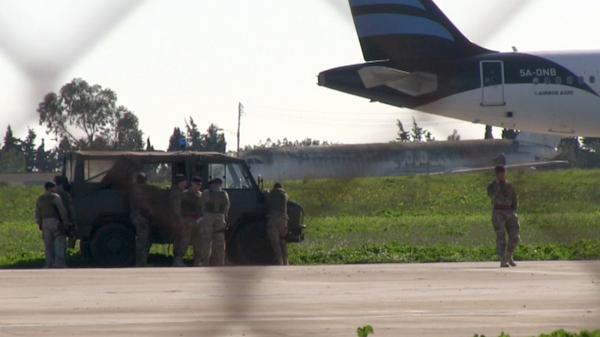 El avión está rodeado por efectivos policiales