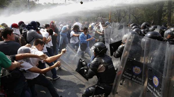 En Venezuela, los cuerpos de seguridad han abatido a 15 personas en promedio diario