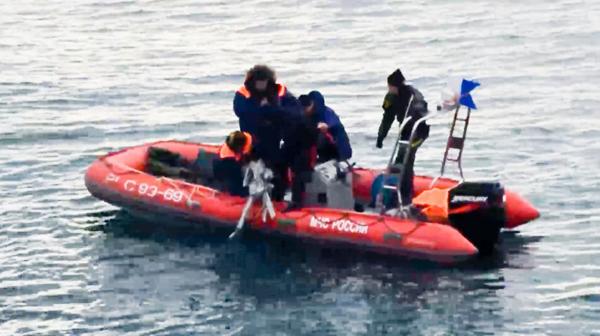 Rescatistas extraen restos de la aeronave de las aguas del mar Negro (AP)