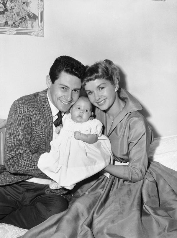 Eddie Fisher, Debbie Reynolds y Carrie Fisher en una foto de 1957 (AP)