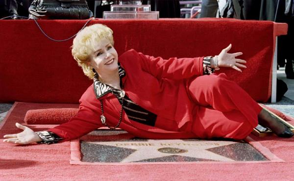 Debbie Reynolds posa junto con su estrella en el Paseo de la fama de Hollywood (Reuters)