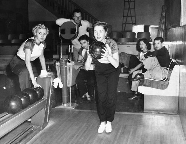 Reynolds durante un partido de bowling en Culver City, California, el 19 de abril de 1951 (AP)