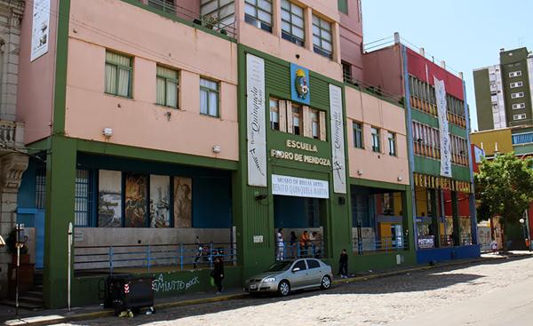 La Escuela Pedro de Mendoza, donada por Quinquela Martín, que alberga el museo y la casa que fue del pintor