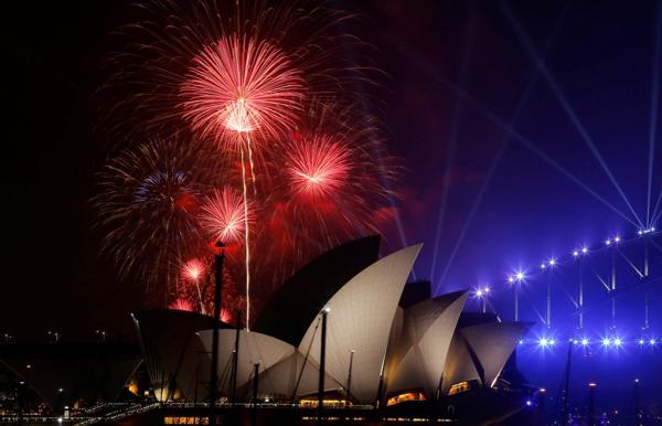 Las doce campanadas en Sídney sonaron a las 13:00 GMT del día 31 de diciembre en la parte occidental del mundo. Unas horas antes, a las 10:00 GMT, los australianos y turistas tuvieron un anticipo de fuegos artificiales (Reuters)