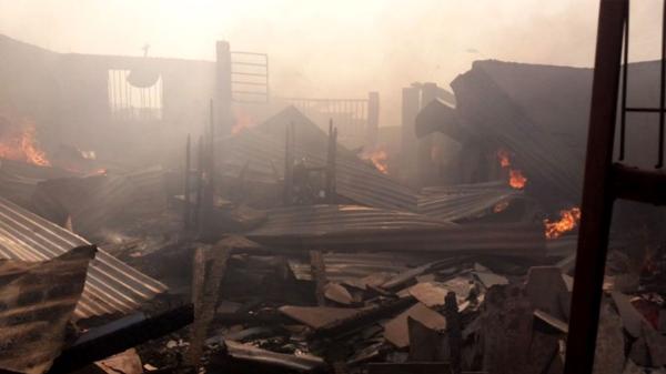 Impactante imagen de una vivienda destruida por el incendio