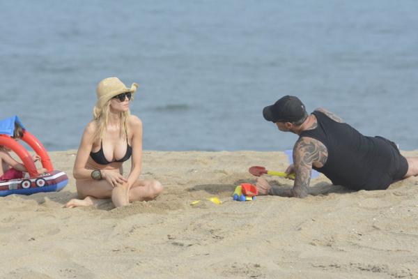 En la arena, Marcelo Tinelli junto a su mujer Guillermina Valdés, que confirma la tendencia del bronceado cero (GM PRESS)
