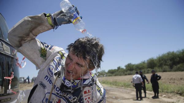 El piloto francés de Yamaha Xavier De Soultrait refresca su cabeza luego de completar la segunda etapa del Rally Dakar 2017 (AP)